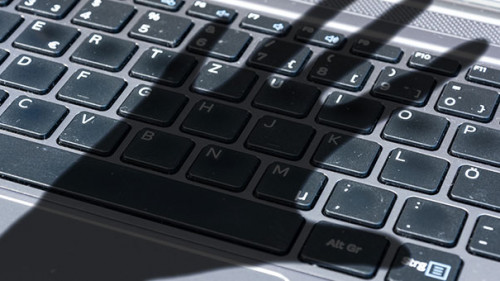 Hand-Schatten-Tastatur-275222167-AS-Calado