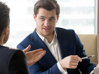 Anzugtraeger-Beratung-171010980-AS-fizkes