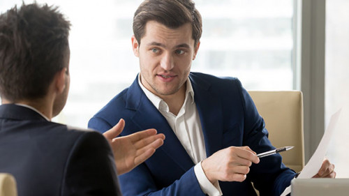 Anzugtraeger-Beratung-171010980-AS-fizkes