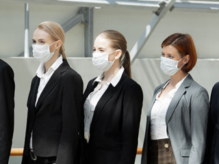 Anzugtraeger-Masken-349856322-AS-lotofpeople