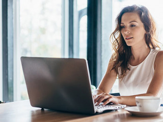 Frau-Laptop-330571648-AS-undrey