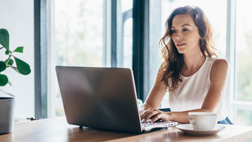 Frau-Laptop-330571648-AS-undrey