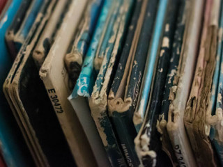 Platten-274811679-AS-Kara