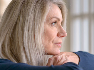 Frau-nachdenklich-244189526-AS-michaelheim