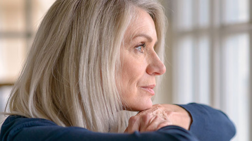 Frau-nachdenklich-244189526-AS-michaelheim