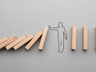 Maennchen-stoppt-Dominos-212817497-AS--Gajus