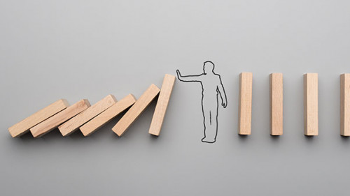 Maennchen-stoppt-Dominos-212817497-AS--Gajus