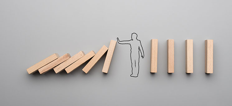 Maennchen-stoppt-Dominos-212817497-AS--Gajus