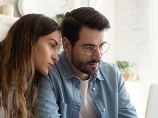 Paar-Laptop-330552652-AS-fizkes