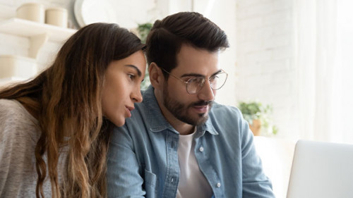 Paar-Laptop-330552652-AS-fizkes