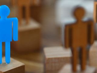 Maennchen-auf-Kloetzchen-355811101-AS-H-Ko