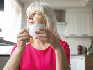 Seniorin-Tasse-193930590-AS-innervisionpro