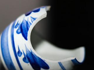 Vase-zerbrochen-311023407-AS-Aloun-Xayyavong