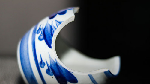 Vase-zerbrochen-311023407-AS-Aloun-Xayyavong