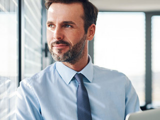 Anzugtraeger-Fenster-Laptop-255623565-AS-baranq