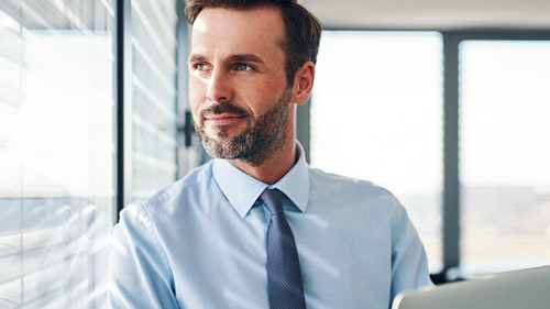 Anzugtraeger-Fenster-Laptop-255623565-AS-baranq