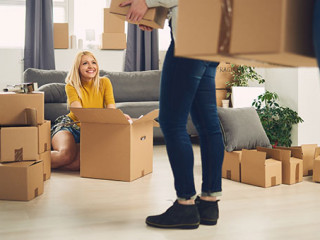 Freunde-helfen-bei-Umzug-135488980-AS--chika-milan