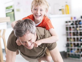 Vater-Sohn-laecheln-69177278-AS--jackfrog