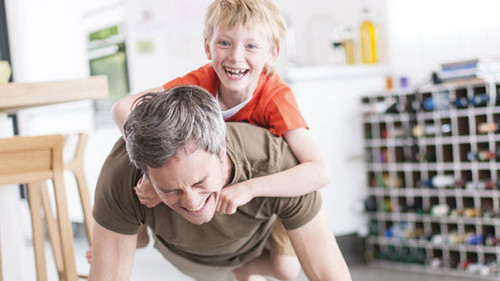 Vater-Sohn-laecheln-69177278-AS--jackfrog