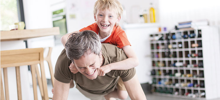Vater-Sohn-laecheln-69177278-AS--jackfrog