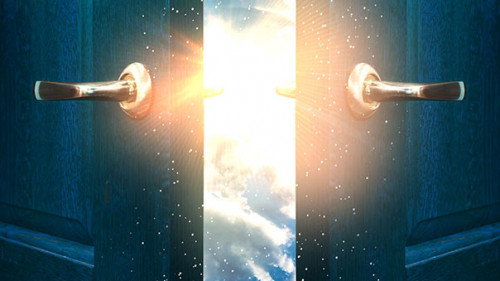 Tuer-oeffnet-sich-216851425-AS-MiaStendal