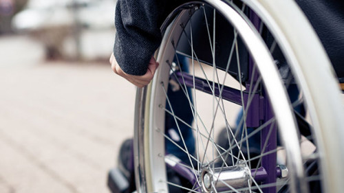 Rollstuhl-178250970-AS-nullplus