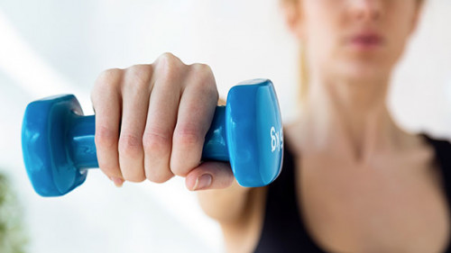 Frau-Hantel-202371728-AS-nenetus