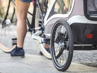 Mensch-Fahrrad-Anhaenger-298483227-AS-catwalkphotos