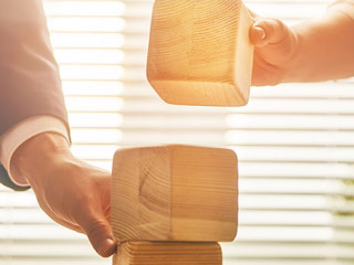 Haende-Baukloetze-189319111-AS-Konstantin-Yuganov