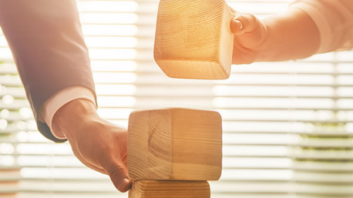 Haende-Baukloetze-189319111-AS-Konstantin-Yuganov