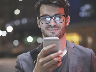 Anzugtraeger-Smartphone-199442524-AS-diproduction