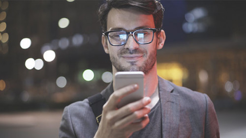 Anzugtraeger-Smartphone-199442524-AS-diproduction