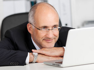 Anzugtraeger-Laecheln-Laptop-35516503-AS-contrastwerkstatt