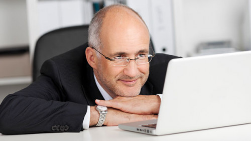 Anzugtraeger-Laecheln-Laptop-35516503-AS-contrastwerkstatt