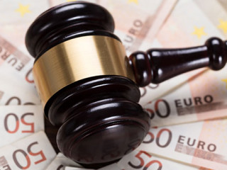 Richterhammer-auf-Geldscheinen-144426977-AS-Andrey-Popov