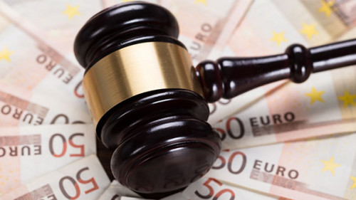 Richterhammer-auf-Geldscheinen-144426977-AS-Andrey-Popov