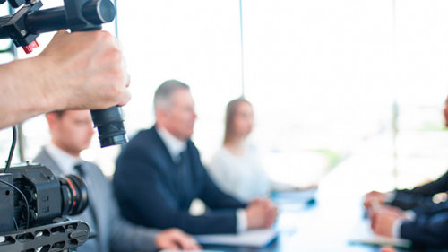 Kamera-Anzugtraeger-287239632-AS-alotofpeople