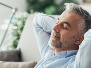 Mann-Sofa-entspannt-137439227-AS-stokkete