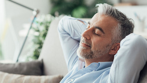 Mann-Sofa-entspannt-137439227-AS-stokkete