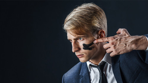 Anzugtraeger-entschlossen-230054320-AS-Ulia-Koltyrina