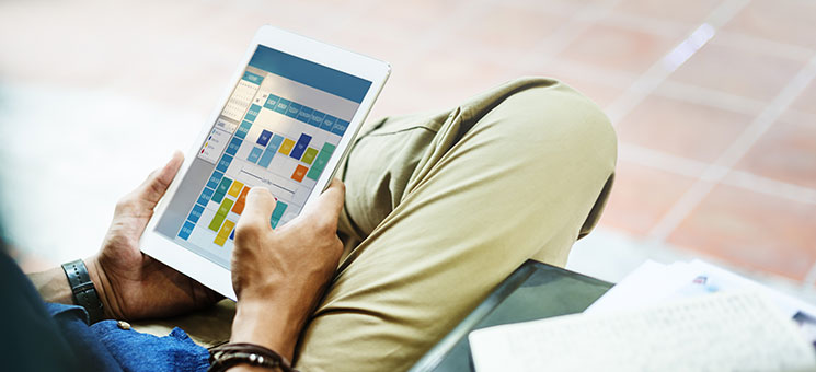 Mann-Tablet-Kalender-107526980-AS-Rawpixel-com