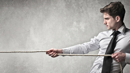 Anzugtraeger-Tauziehen-41916862-AS-olly