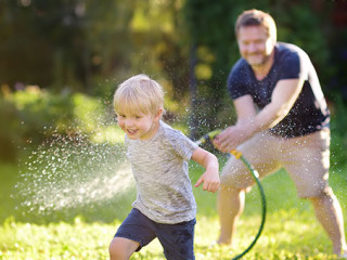 Vater-spielt-mit-Sohn-267482119-AS-Maria-Sbytova