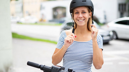 Frau-E-Scooter-Helm-286831521-AS-Wellnhofer-Designs