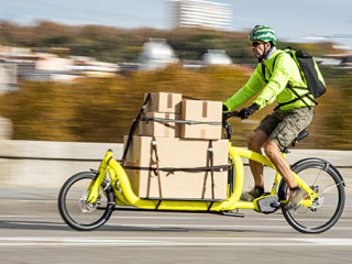 Mann-auf-Lastenrad-305671800-AS-David-Fuentes