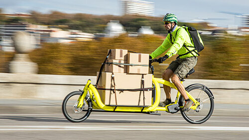 Mann-auf-Lastenrad-305671800-AS-David-Fuentes