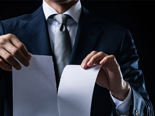 Anzugtraeger-zerreißt-Papier-243641813-AS-taa22