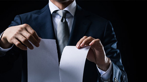 Anzugtraeger-zerreißt-Papier-243641813-AS-taa22