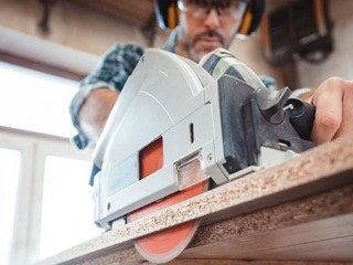 Handwerker-Saege-329591821-AS-leszekglasner