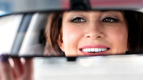 Frau-Rueckspiegel-Laecheln-198803934-AS-Nobilior